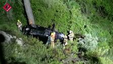 Los Bomberos rescatan a dos heridos tras caer en coche por un barranco de 10 metros en Alcoy