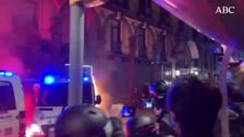Queman una furgoneta de la Guardia Urbana de Barcelona con agentes dentro