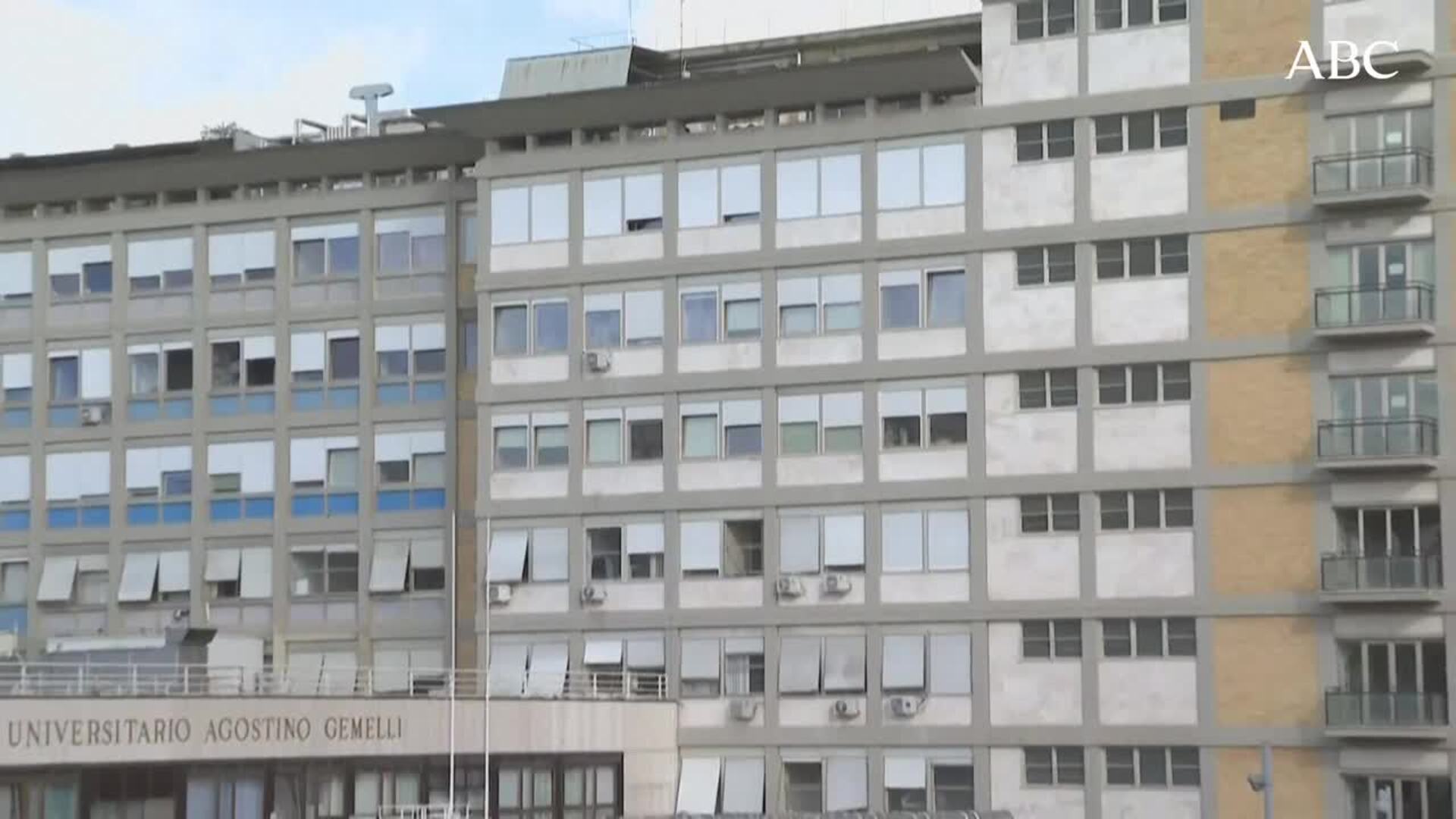 Francisco es asistido por personal de seguridad para subirse al 'papamóvil'