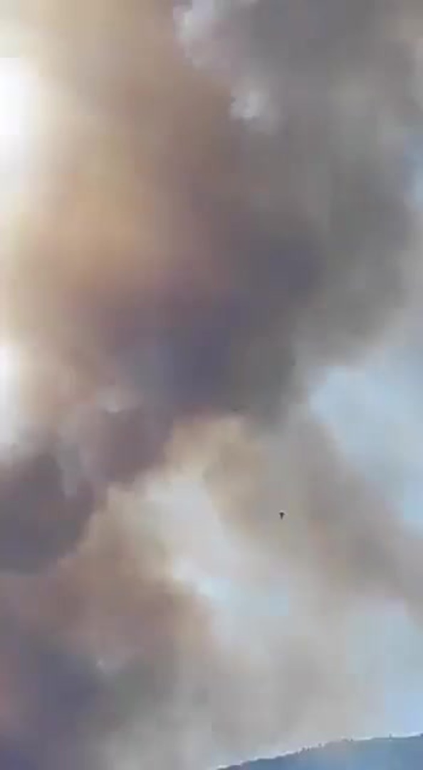 Diez helicópteros y tres aviones luchan contra las llamas en el incendio de nivel 2 de El Tiemblo