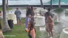 Dos olas gigantes irrumpen en una boda en Hawaii