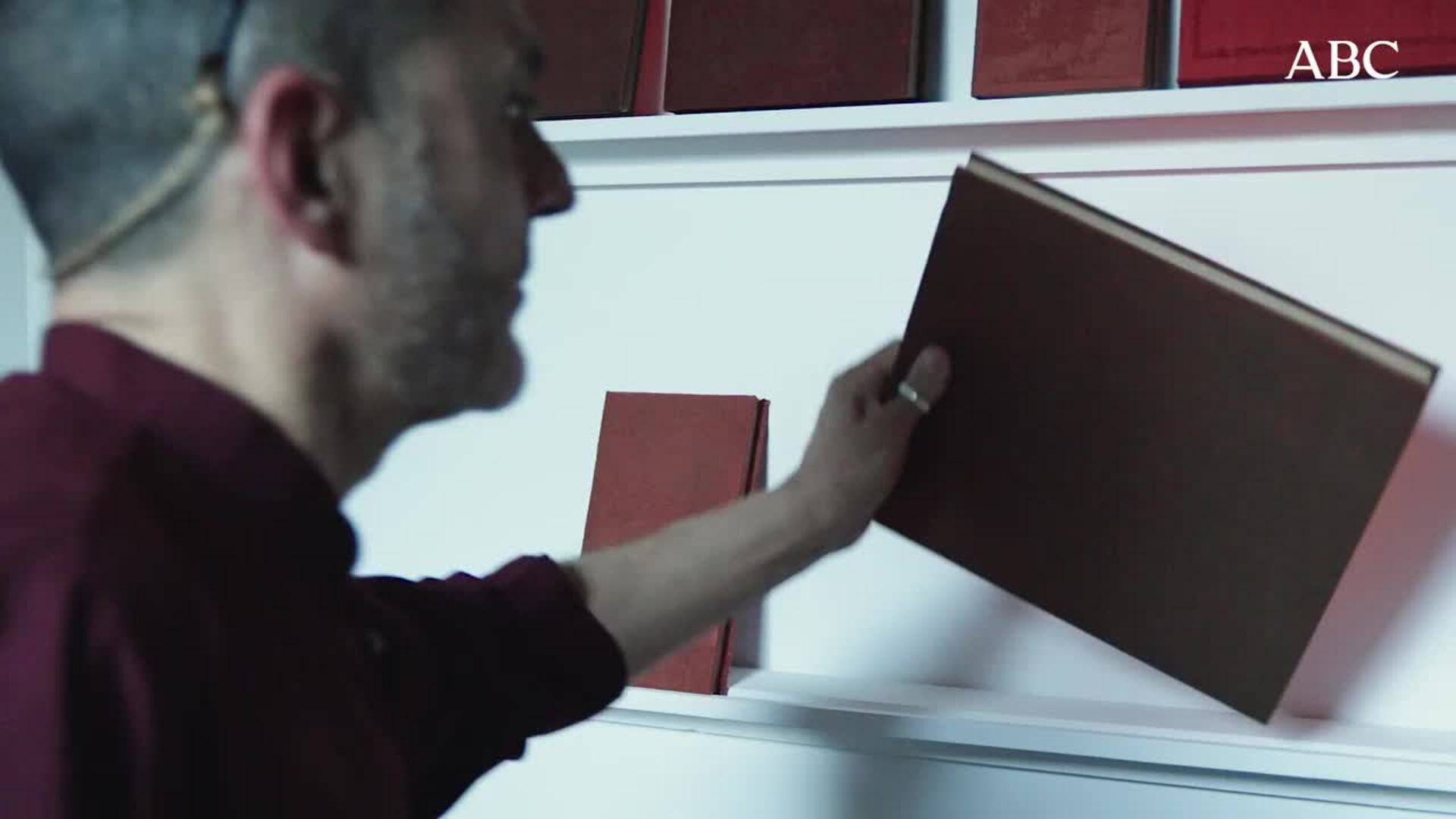 Garcerá, en su estudio, ante el políptico 'Dejarse Quieto Flotar'