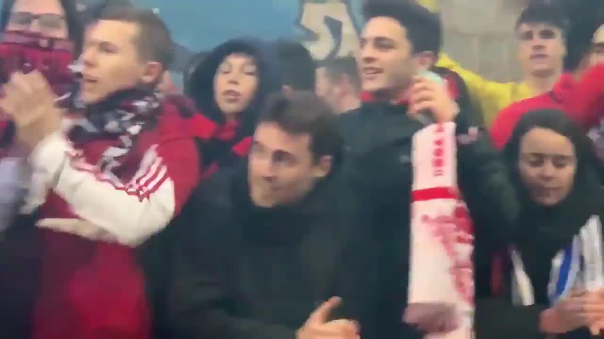 Aficionados reciben al Mirandés antes de su histórico partido ante la Real Sociedad en Copa del Rey