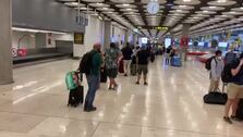 Colas kilómetricas en el aeropuerto de Barajas para tomar la temperatura a los viajeros