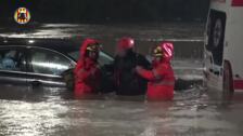 Rescatan al conductor de una ambulancia atrapada por las fuertes lluvias en Valencia