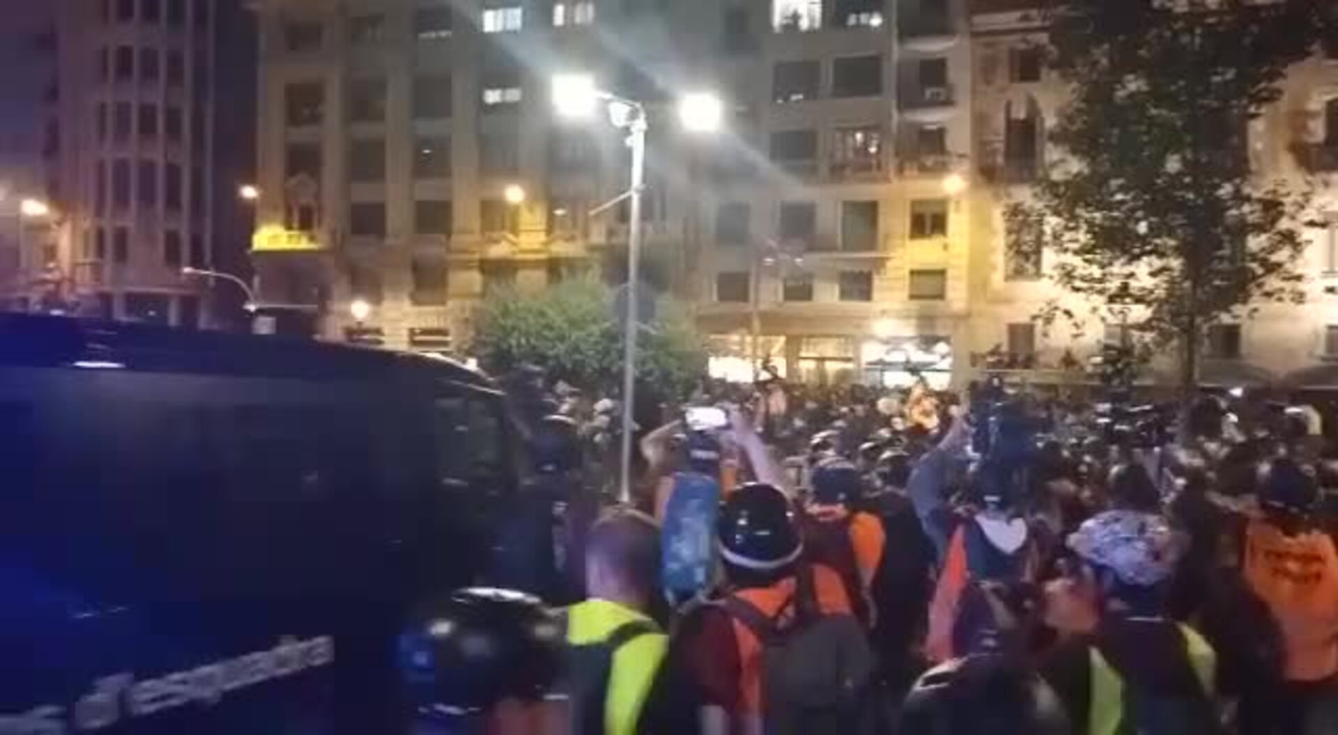 Primeras cargas de los Mossos contra los CDR