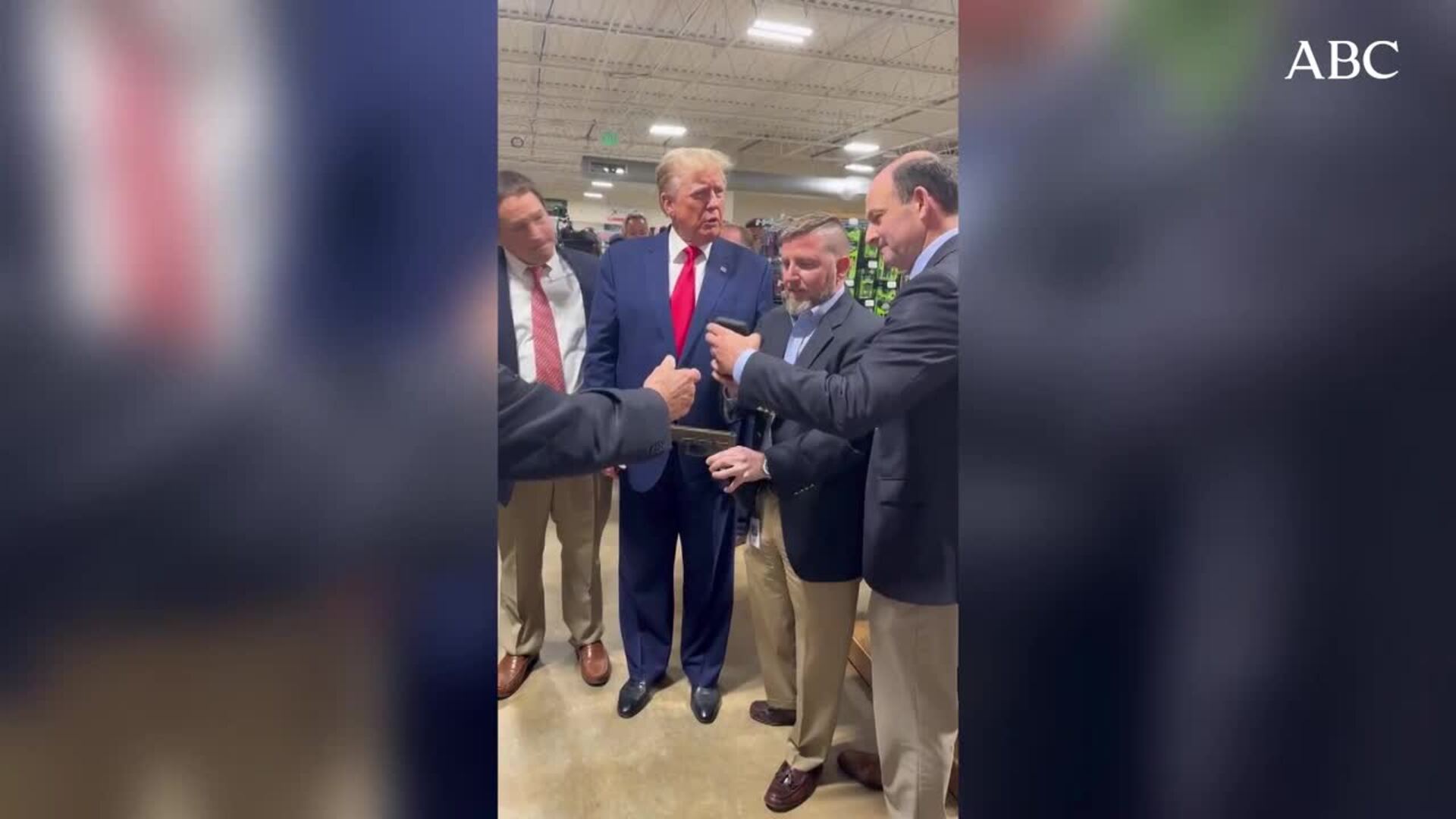 El expresidente Donald Trump en su visita a una armería