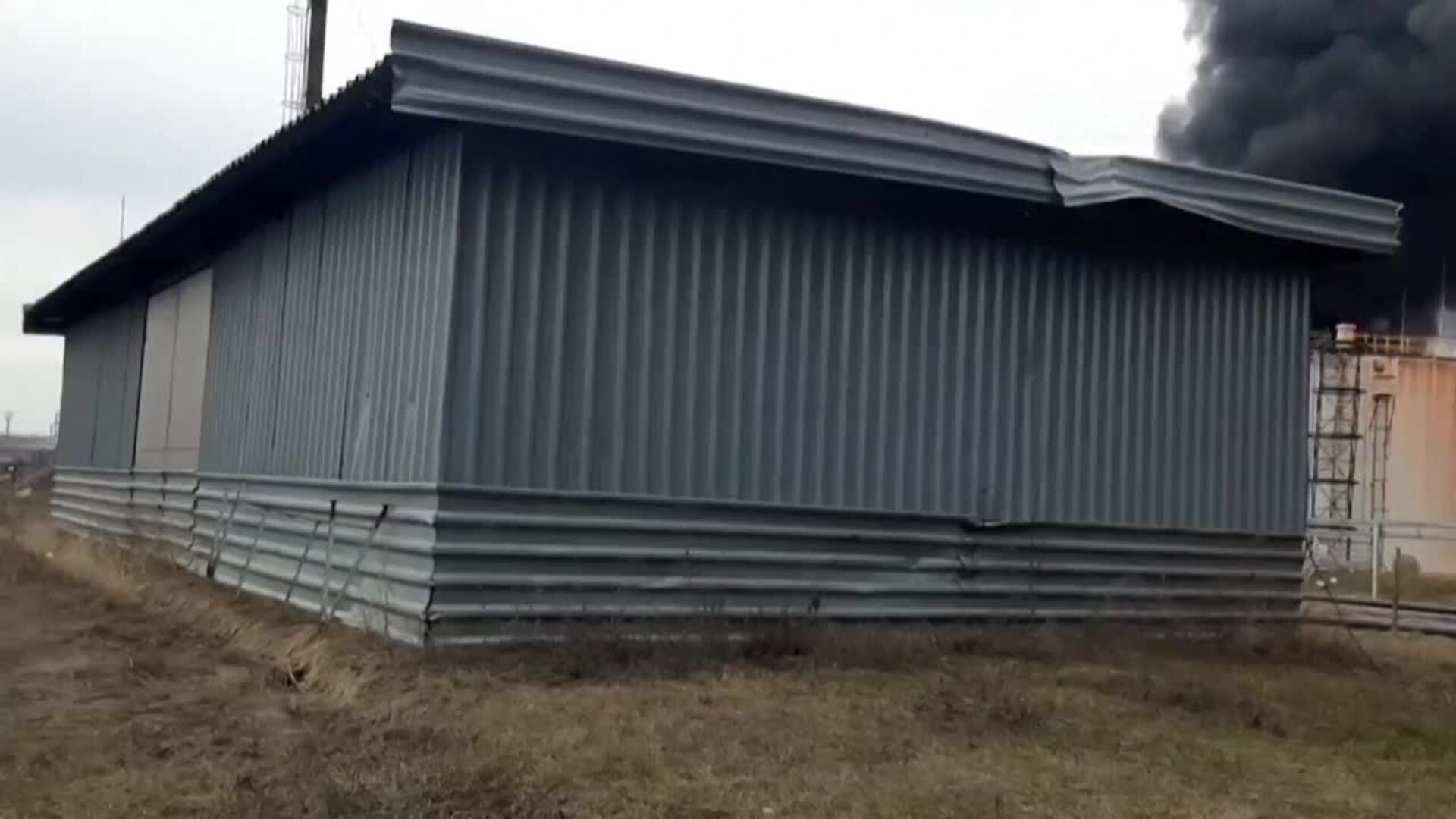 Los bomberos apagan el fuego en el depósito de almacenamiento de combustible ruso en Bélgorod