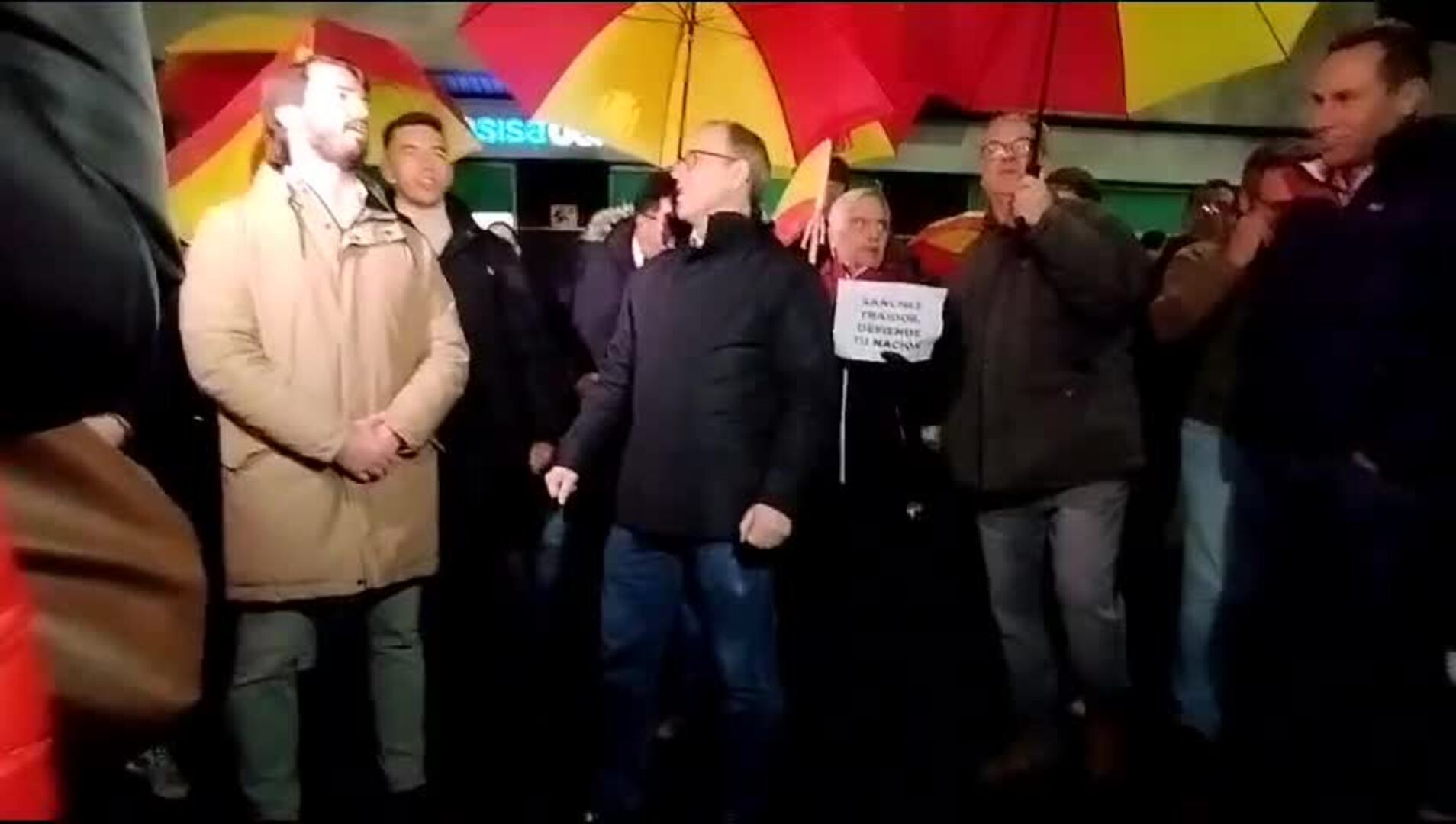 Juan García-Gallardo y Mariano Veganzones, entre los manifestantes este miércoles ante la sede del PSOE de Valladolid