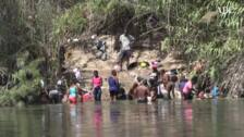 Un grupo de migrantes cruza el Río Grande hacia Estados Unidos