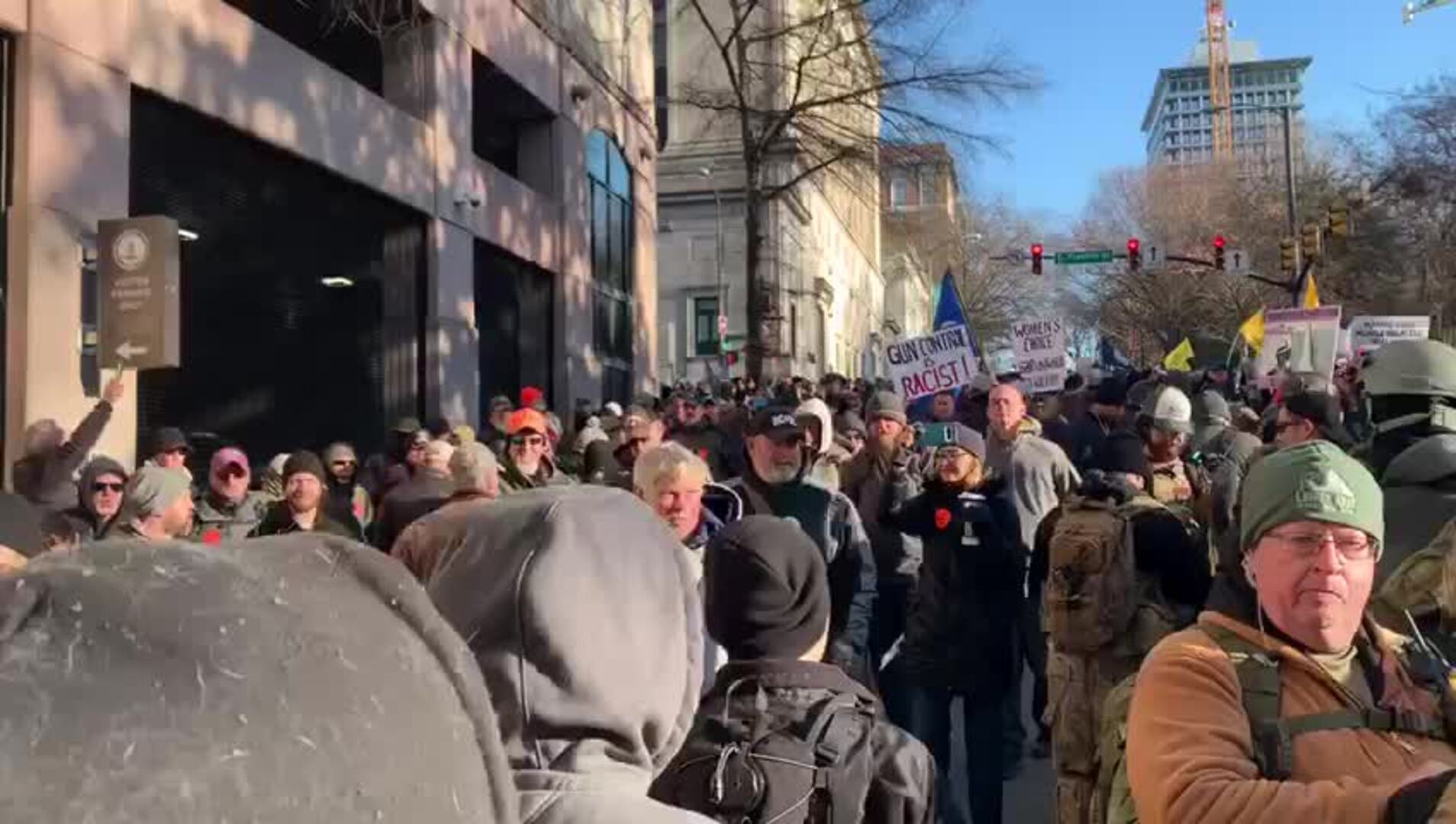 Miles de defensores de las armas protestan en Virginia contra las nuevas restricciones