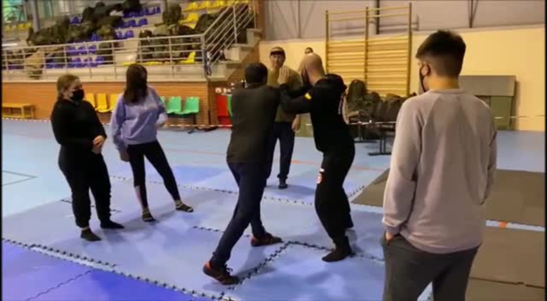 Un vídeo sobre defensa personal y policial