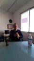 Un alcalde gallego bromea, cerveza en mano, con las medidas de higiene del coronavirus