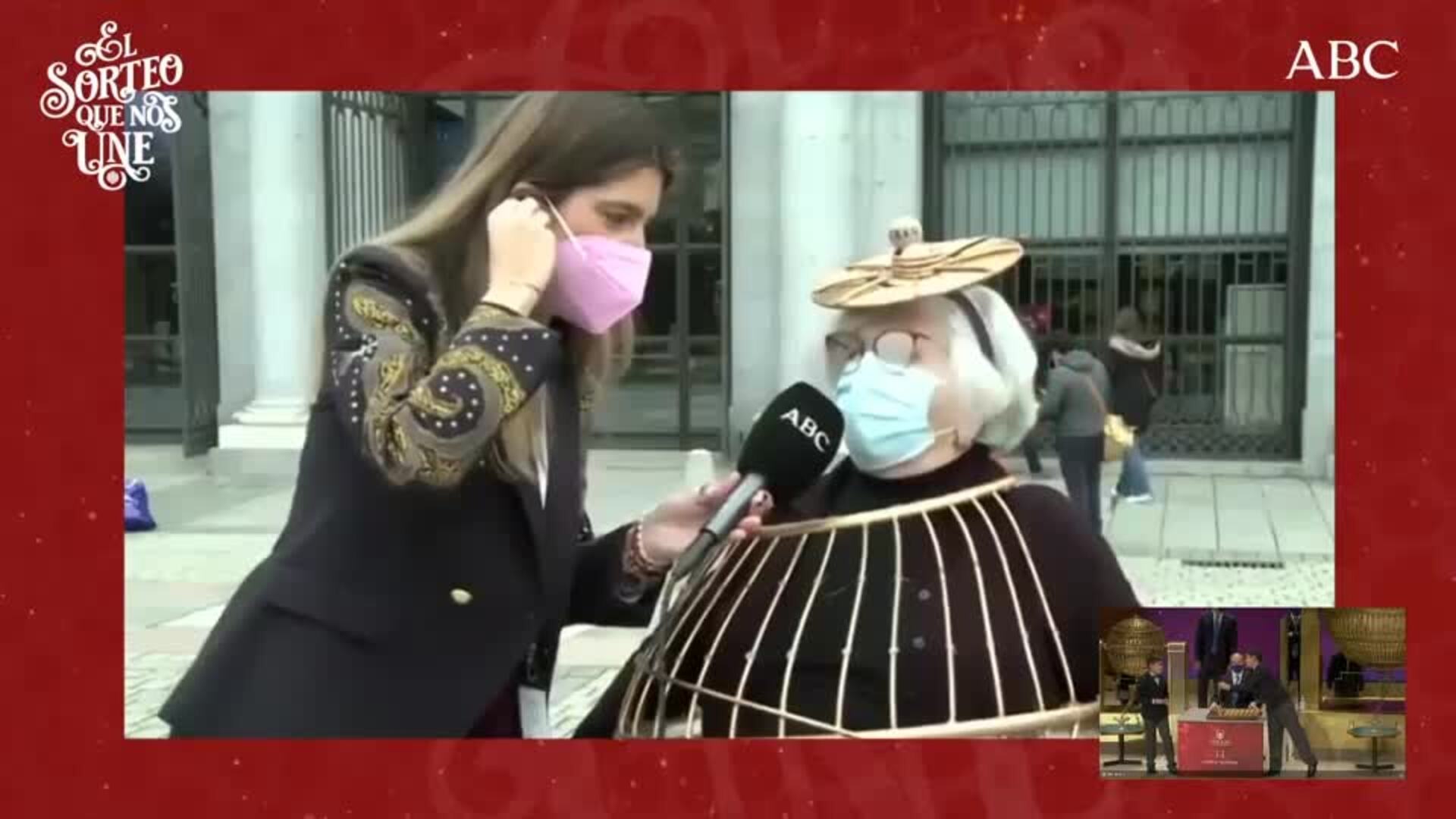 Juan, disfrazado de obispo y Manolita, de bombo, dos habituales de la Lotería de Navidad