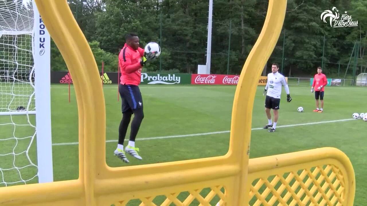 Au coeur de la séance des gardiens de but des Bleus