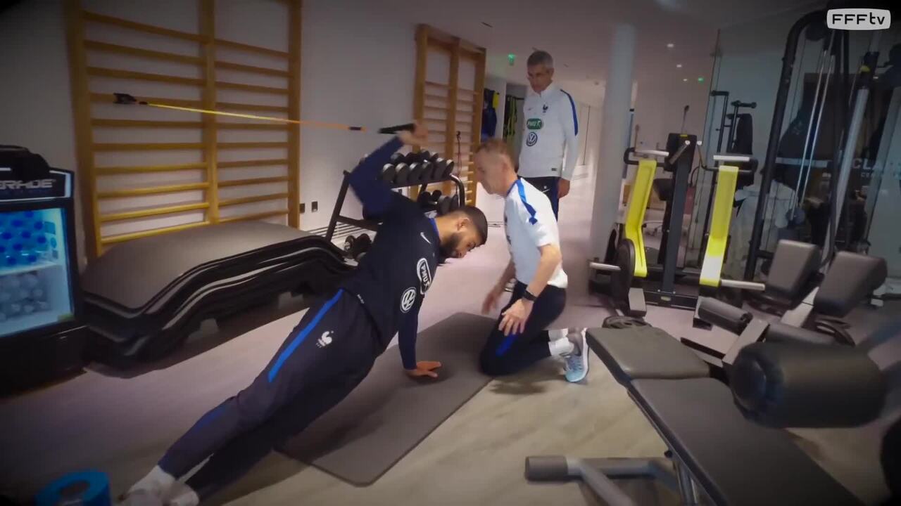 Nabil Fekir se prépare en salle, reportage