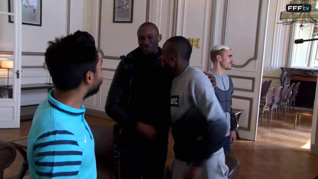 L'arrivée des Bleus à Clairefontaine pour France - Brésil