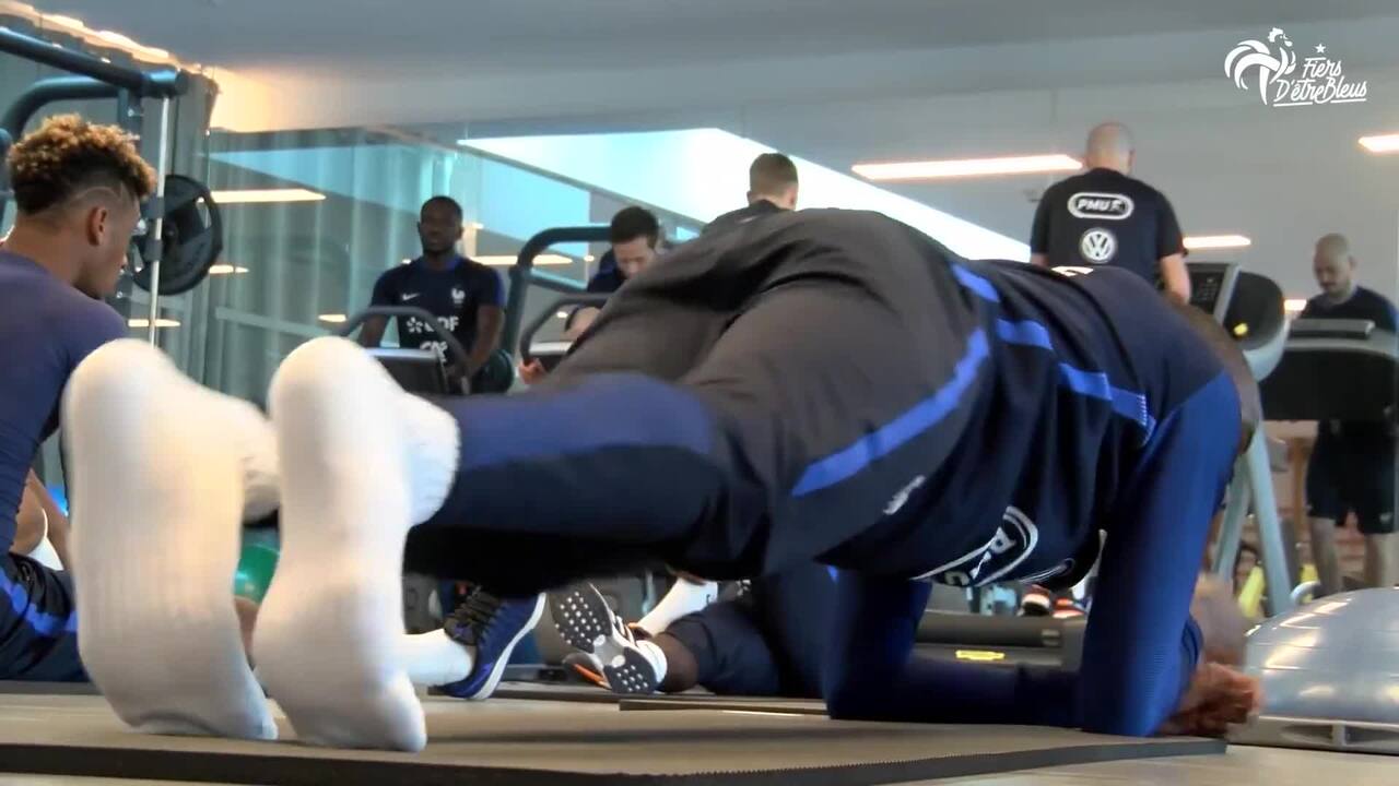 Echauffement des Bleus en salle à Clairefontaine