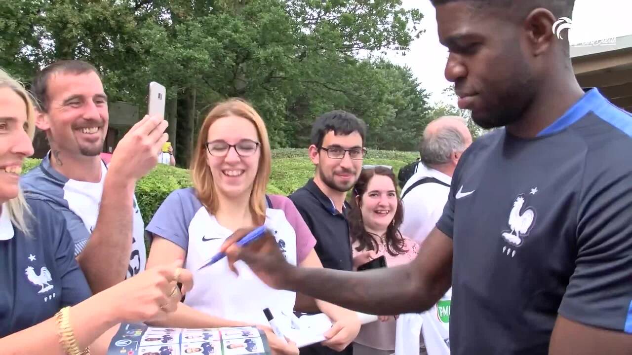 L'Equipe de France avec ses supporters à Clairefontaine