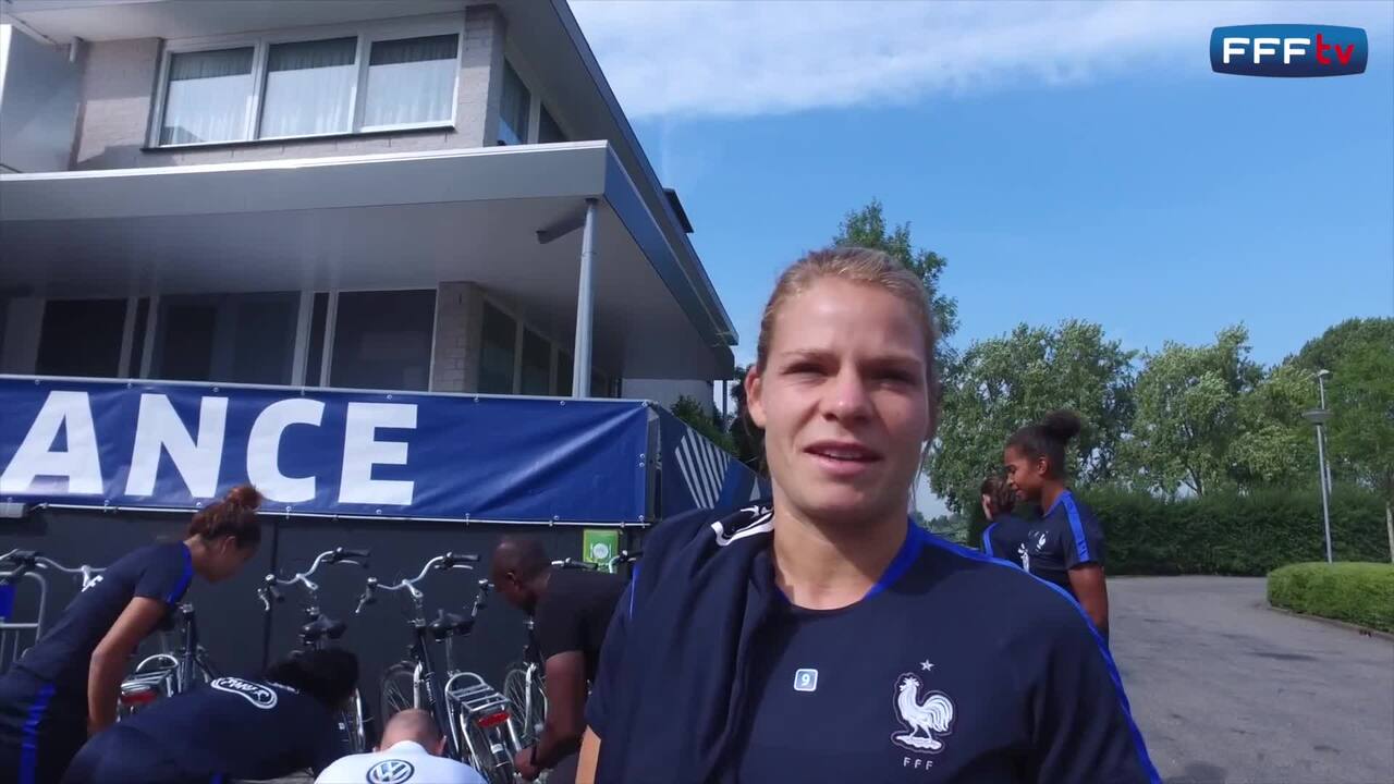 Les Bleues au départ d'une nouvelle étape