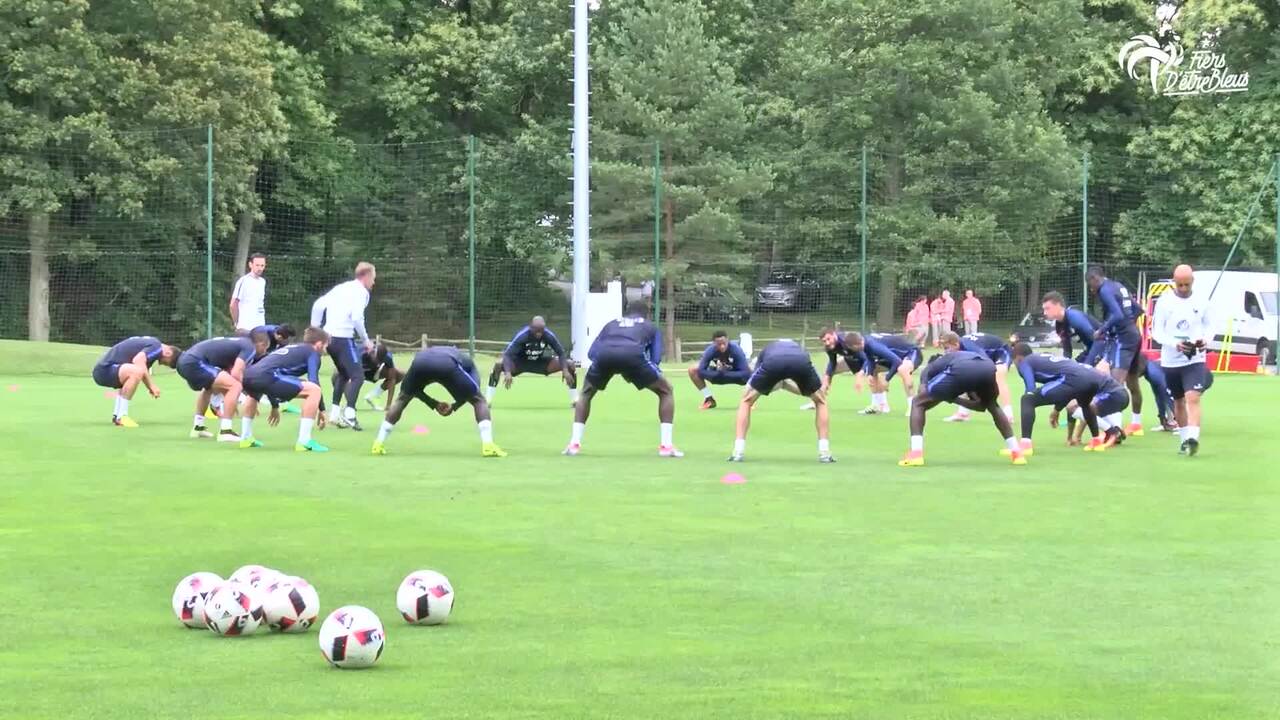 L'échauffement des Bleus au huis clos