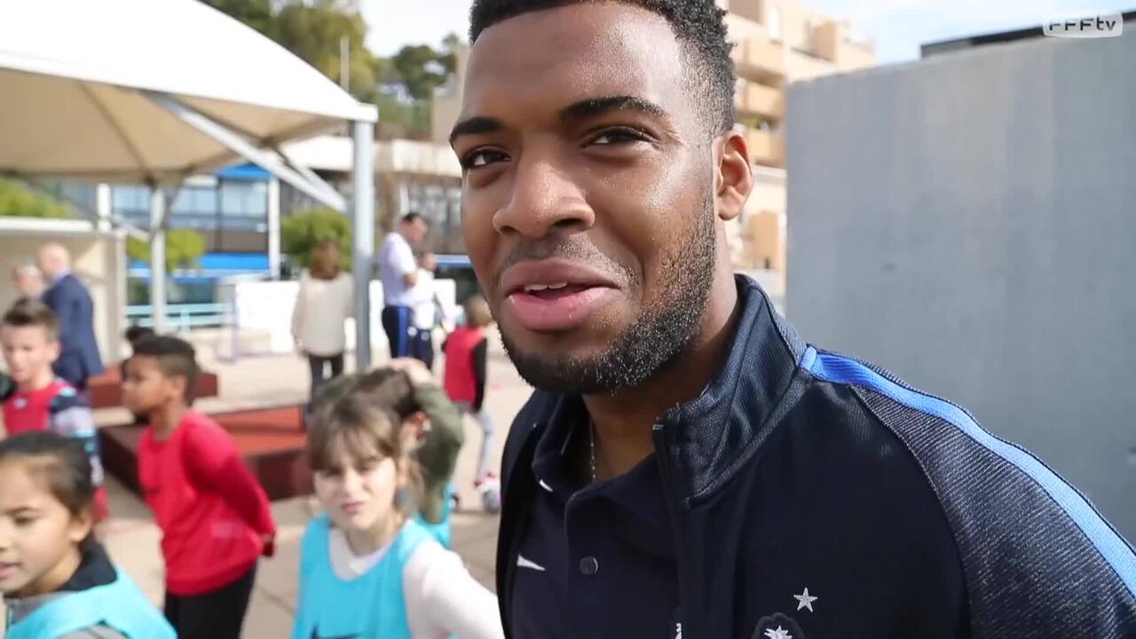 Lemar et Sidibé avec les élèves du Cap d'Ail