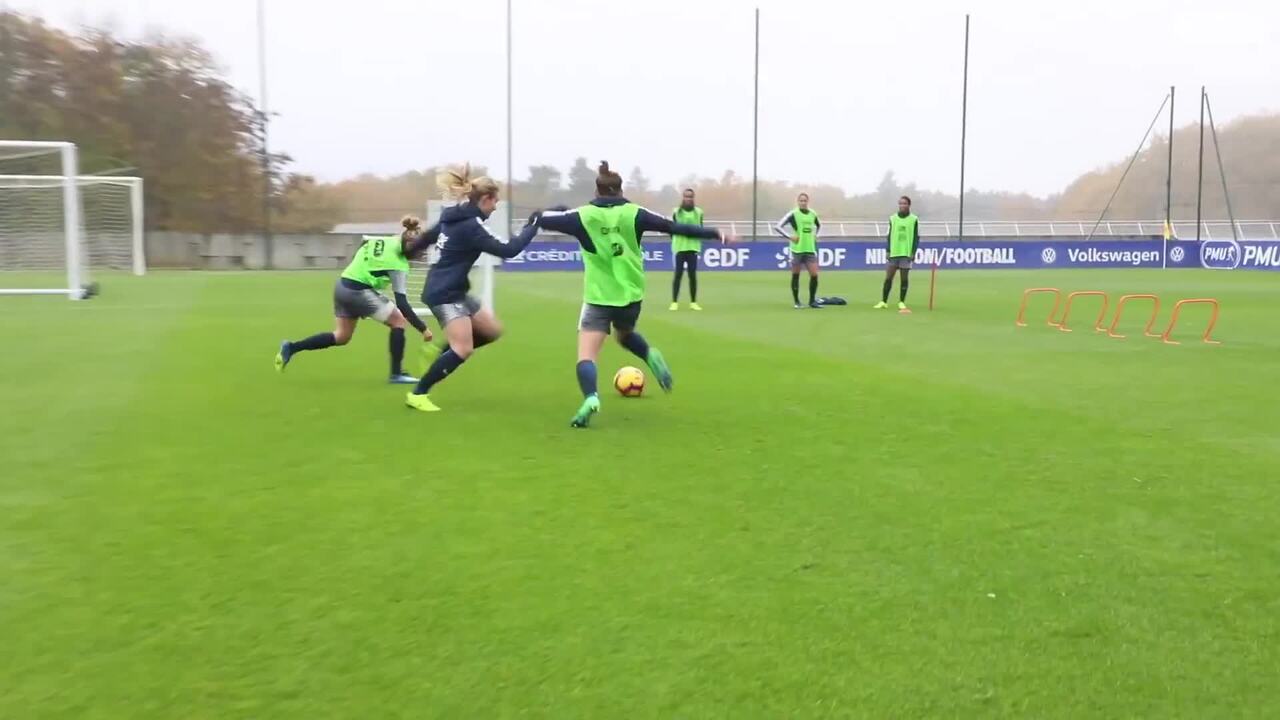 France-Brésil Féminines exercices devant le but pour les Bleues