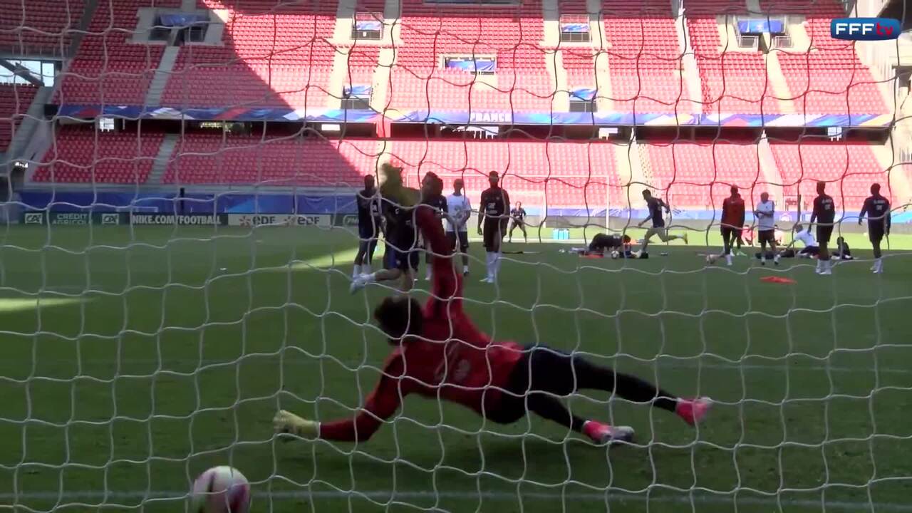 Les Bleus face au but avant France-Paraguay