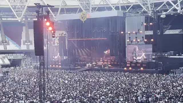 Foo Fighters Pull Out All The Stops Bring Out Violet Grohl Shane 