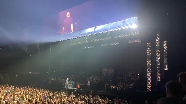 Hans Zimmer proposes to his girlfriend live on stage at London O2