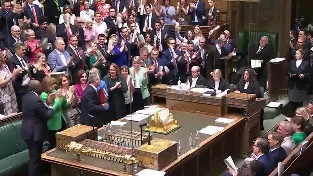 Starmer recieves standing ovation in his final PMQs