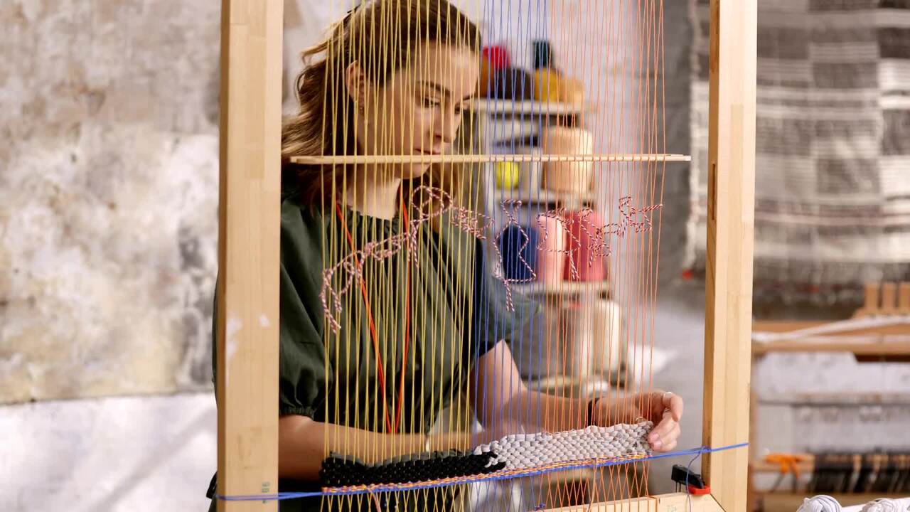 Changing the weft yarn colour