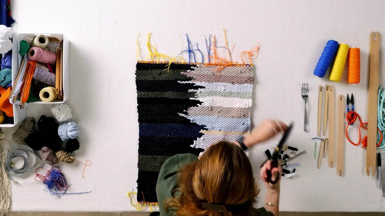 Tie knots to secure the weft and remove loose ends