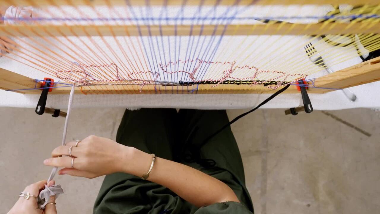Start weaving with the main weft yarn