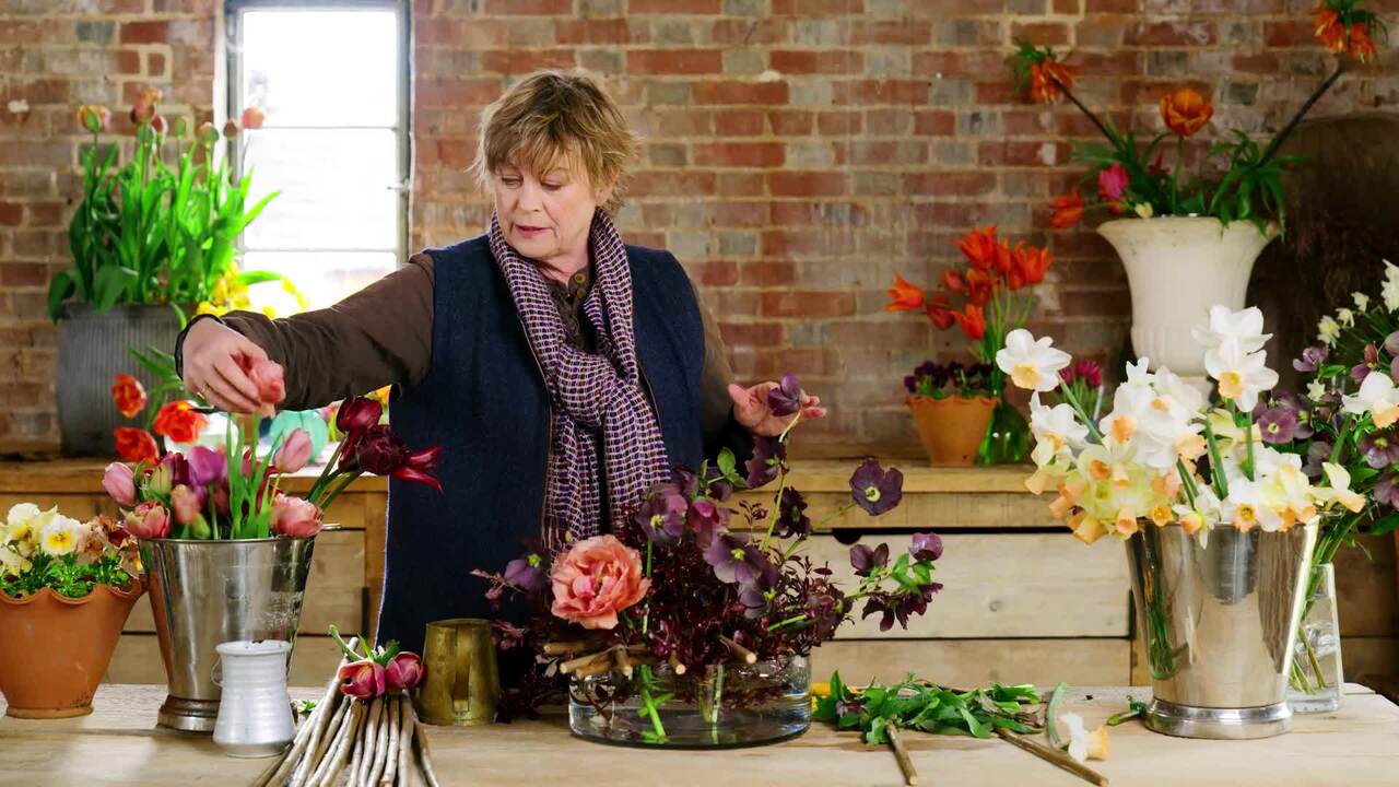 Arranging with tulips and narcissi using a grid 