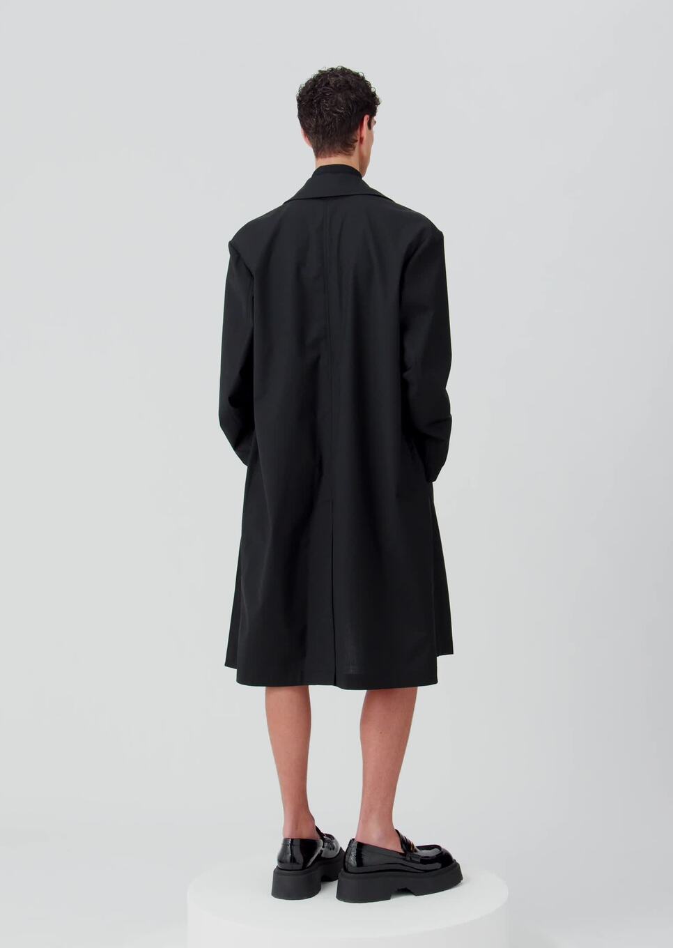 ASV super-light sustainable virgin-wool Bermuda shorts with godet  