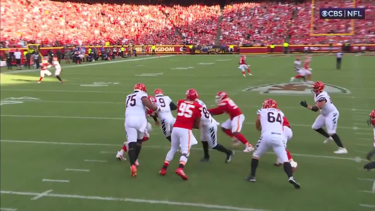 Can't-Miss Play: Scoop-and-score TD! Chiefs defense translates Burrow's fumble i