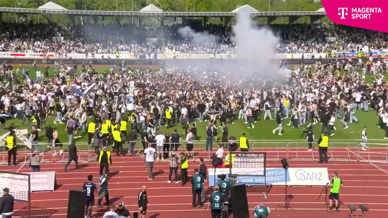 Durchmarsch in die 2. Liga: Hier stürmen die Ulm-Fans den Platz | Magenta Sport