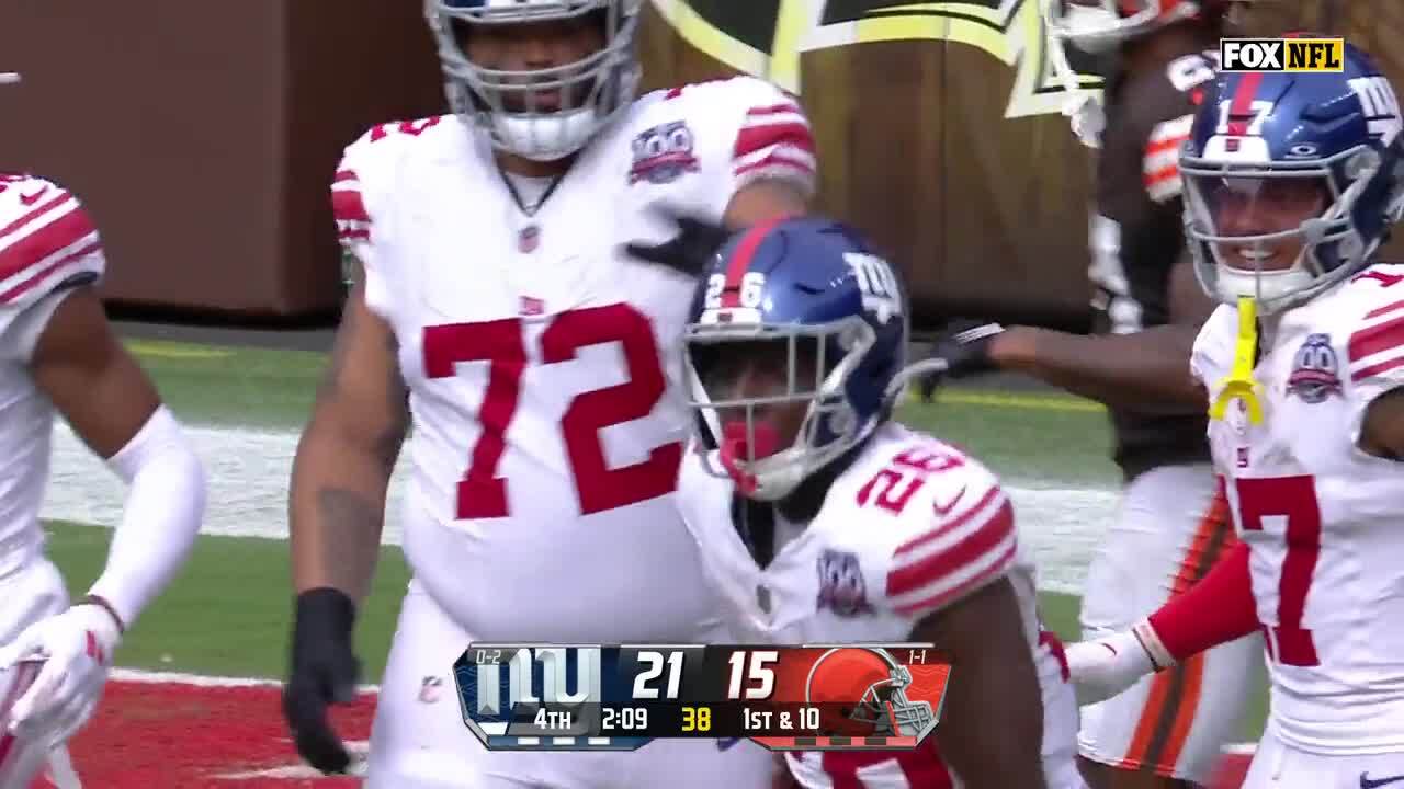 Can't-Miss Play: 43-yard run to victory! Singletary's tackle-breaking pursuit en