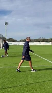 Rui Borges mostra dotes com a bola no treino do Sporting