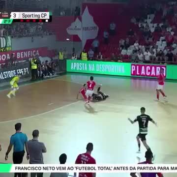Jogador do Benfica escapa à expulsão depois de entrada dura sobre jogador do Sporting