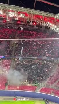 Adeptos do Sporting lançam pirotecnia em Leipzig