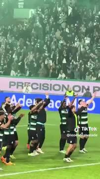 Rui Borges abraçou Gyokeres no final do Sporting - Benfica