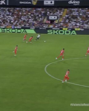 Jogada sensacional de Javi Guerra, alvo do Sporting