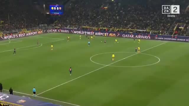 Raphinha marca na vitória do Barcelona na Champions