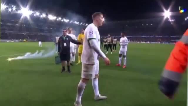 Tochas atiradas para o relvado do Club Brugge - Sporting