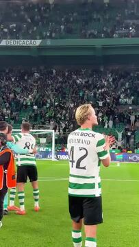 Equipa festeja com os adeptos após Sporting - Moreirense