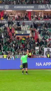 Paulinho festeja com adeptos após o Sporting - Porto