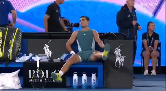 Carlos Alcaraz goza com Novak Djokovic antes de perder