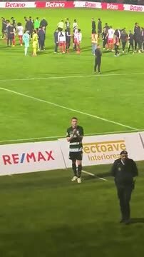 Viktor Gyokeres deixa o campo sozinho em Vila das Aves